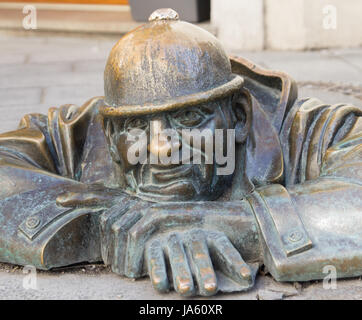 Bratislava, Slowakei, März 2017: berühmter Mann bei der Arbeit, Abwasser Arbeiter Statue in Bratislava Stockfoto