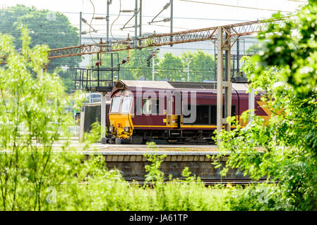 Tag-Ansicht alte Diesellok am Bahnhof. Stockfoto