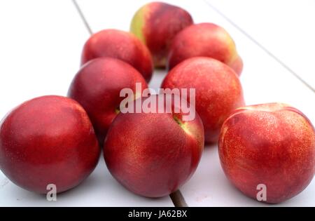 Reife Nektarinen auf weißer Holztisch. Stockfoto