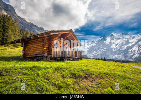 Schweizer Holzchalet in Schweizer Alpen in der Nähe von Kandersteg und Oeschinnensee, Kanton Bern, Schweiz, Europa. Stockfoto