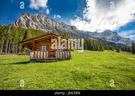 Schweizer Holzchalet in Schweizer Alpen in der Nähe von Kandersteg und Oeschinnensee, Kanton Bern, Schweiz, Europa. Stockfoto