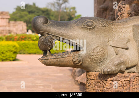 Granit-Wasser Auslauf in Form von Fabelwesen auf dem alten Ayadevi-Sonne-Bügel bei Konark in Orissa, Indien. 13. Jahrhundert n. Chr. Stockfoto