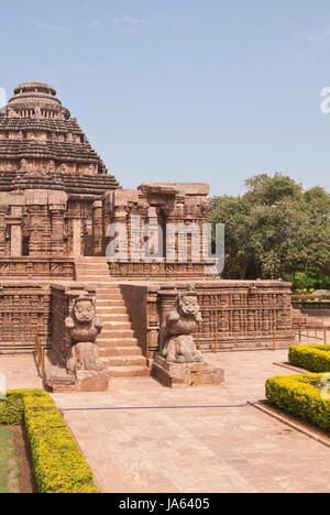 Alten Hindu-Tempel bei Konark in Orissa, Indien. 13. Jahrhundert n. Chr. Große Gebäude aus Stein mit Statuen Zugang Stockfoto