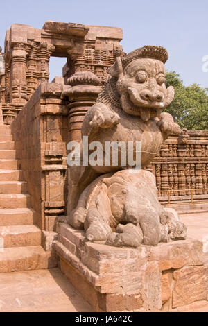 Alten Hindu-Tempel bei Konark in Orissa, Indien. 13. Jahrhundert n. Chr. Große Gebäude aus Stein mit Statuen Zugang Stockfoto