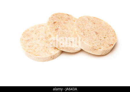 Traditionelle schottische weißer Pudding Frühstückswurst mit Talg und Haferflocken, Schweinefleisch und Kräutern hergestellt. Isoliert auf einem weißen Studio-Hintergrund Stockfoto