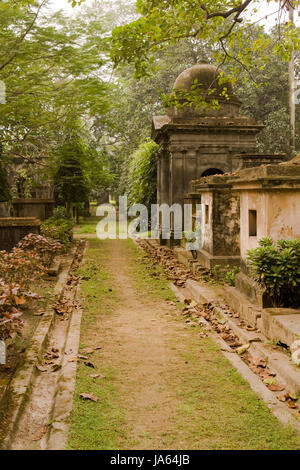 Alter Friedhof mit den Überresten von den Europäern, die die Stadt Kalkutta im 17. und 18. Jahrhundert n. Chr. zu etablieren. Kolkata, Westbengalen, Indien. Stockfoto