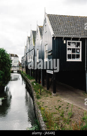 Edam, Niederlande - August 08, 2016. malerische traditionelle Häuser in Amsterdam. Es für seinen charakteristischen Holzhäuser und traditionellen Kosten bekannt ist. Stockfoto