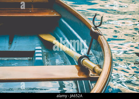 Nahaufnahme von einer hölzernen Vergnügen Ruderboot an der Pier eines Sees Stockfoto