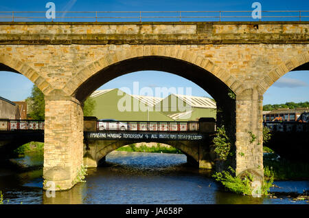 Stellen Sie sich vor dem Aufwachen morgen & allen Musik verschwunden, Graffiti, Straßenbrücke über den Fluss Don, Leveson Street, Sheffield, UK Stockfoto