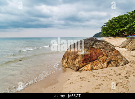 tropischer Strand unter düsteren Himmel. Thailand Stockfoto