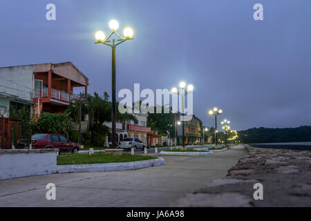 Waterfront Straße in der Nacht - Flores, Petén, Guatemala Stockfoto