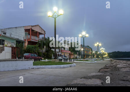 Waterfront Straße in der Nacht - Flores, Petén, Guatemala Stockfoto