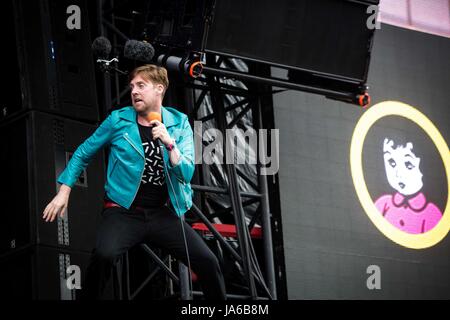 Ricky Wilson von der englischen Indie-Rock band Kaiser Chiefs im Bild auf der Bühne, als er beim Pinkpop Festival 2017 in Landgraaf (Niederlande) Kredit führt: Roberto Finizio/Pacific Press/Alamy Live News Stockfoto