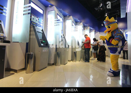 Die Menschen in Jakarta und Umgebung, die Mal Kota Kasablanka heute zeigten ihre Begeisterung Zeuge des Geschehens beleben handeln von Maskottchen BIO. BIO-Maskottchen Maßnahmen bringen Menschen einander näher zu der Sportart Badminton befinden sich an meinem BCA in Kota Kasablanka, Gandaria Stadt und Central Park. Diese Veranstaltung fand statt, um die prestigeträchtige Veranstaltung BCA Indonesien OPEN METLIFE BWF WORLD SUPER SERIES PREMIER 2017 zu begrüßen, 12-18 Juni 2017 im Plenum Hall Jakarta Convention Center (JCC) stattfinden wird. (Foto von Kuncoro Widyo Rumpoko/Pacific Press) Stockfoto