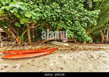 Zwei Kajaks Kanus an einem tropischen Strand. Thailand Stockfoto