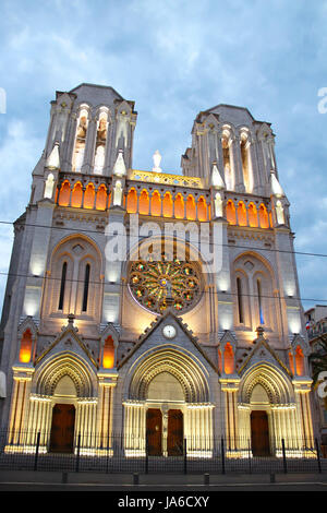 Römisch-katholische Basilika von Notre-Dame de Nizza auf der zentralen Straße von Nizza, Frankreich Stockfoto
