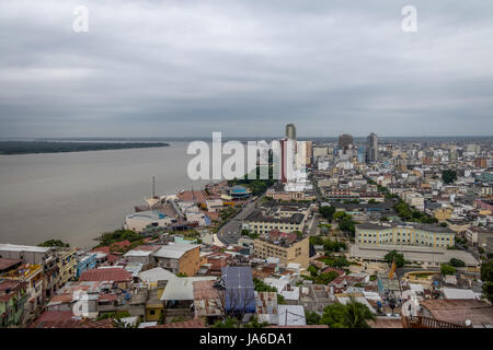 Luftbild von Guayaquil Stadt und Fluss Guayas - Guayaquil, Ecuador Stockfoto