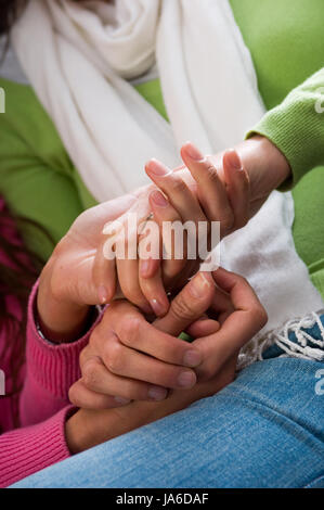 zwei Frau verbinden Hände, Vertrauen Augenblick zwei Frau trösten einander Stockfoto
