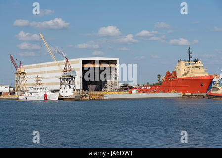 Schlepper und Offshore-Versorgungsschiffe neben in den Hafen von Tampa Florida USA. April 2017 Stockfoto