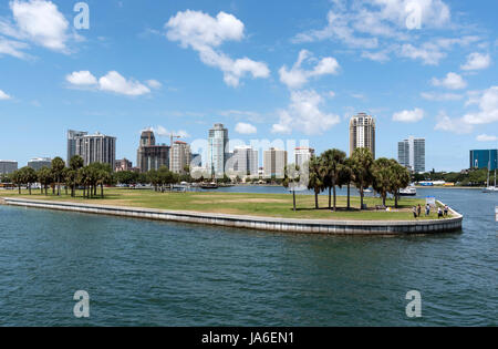 Die Mooring-Feld und die Skyline Blick auf die Hafeneinfahrt nach St.Petersburg Florida USA Stockfoto