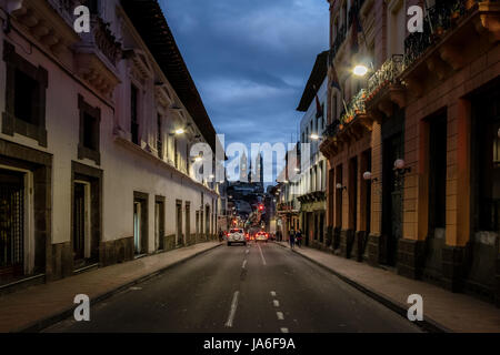 Straße von Quito und Basilika del Voto Nacional in der Nacht - Quito, Ecuador Stockfoto