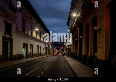 Straße von Quito und Basilika del Voto Nacional in der Nacht - Quito, Ecuador Stockfoto