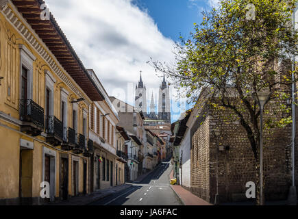 Straße von Quito und Basilika del Voto Nacional - Quito, Ecuador Stockfoto