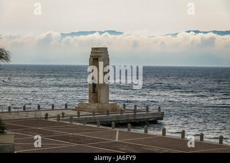 Athena Göttin Statue und Denkmal für Vittorio Emanuele am Arena Dello Stretto - Reggio Calabria, Italien Stockfoto