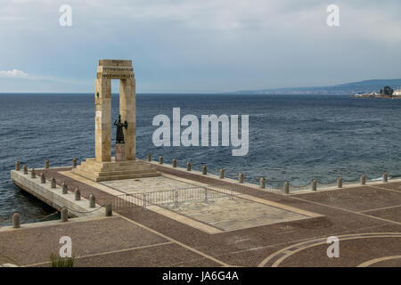 Athena Göttin Statue und Denkmal für Vittorio Emanuele am Arena Dello Stretto - Reggio Calabria, Italien Stockfoto