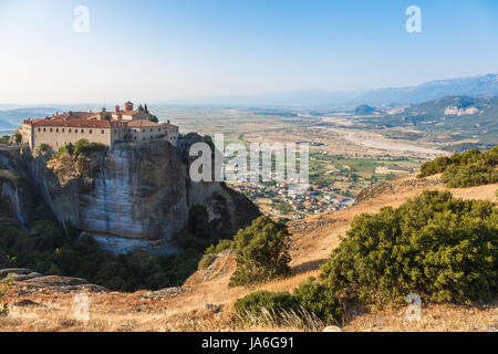 St Stefan Monastery in Meteora Felsen, d. h. in Luft in Trikala, Griechenland ausgesetzt. Stockfoto