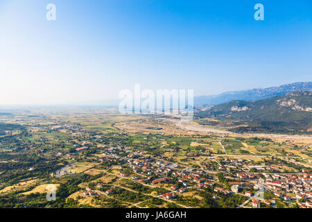Blick auf die roten Dächer der Stadt Kalambaka von den Meteora-Felsen, Greece.Red Dächer der Stadt Kalambaka von Meteora Felsen, Griechenland Stockfoto