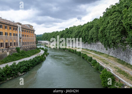 Tiber und Isola Tiberina (Tiberinsel) - Rom, Italien Stockfoto