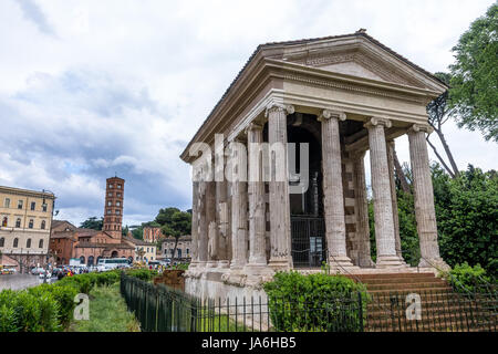 Tempel des Portunus (Tempel der Fortuna Virilis) auf dem Forum Boarium und Basilica di Santa Maria in Cosmedin (Santa Maria in Cosmedin) am Piazza Bocca d Stockfoto