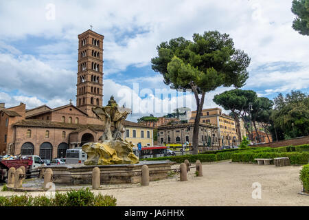 Tritonen-Brunnen und die Basilika der Heiligen Maria in Cosmedin (Santa Maria in Cosmedin) am Piazza Bocca della Verita (Mund der Wahrheit) - Rom, Italien Stockfoto