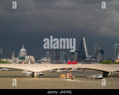Dunkle, düstere Himmel über der City of London Stockfoto