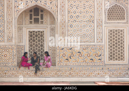 Indische Jugendliche in bunten Sari sitzen in der Nische eines schönen Mughal Grab, I'timad-Ud-Daulah in Agra, Uttar Pradesh, Indien Stockfoto