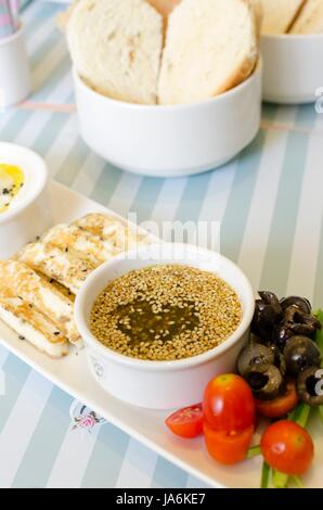 Ein sehr gesundes libanesische Frühstück mit Brot, Zaatar verbreiten, Hallumi Käse, Oliven und Tomaten. Sehr typisches Gericht aus Libanon und mediterrane Küche. Stockfoto