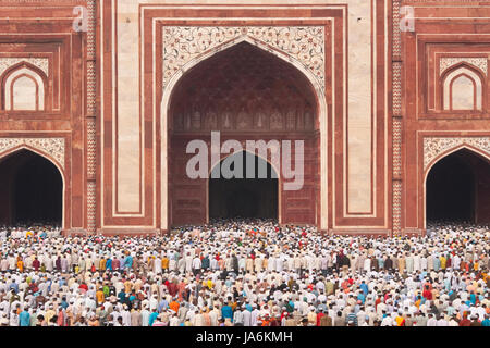 Tausende versammeln sich vor der Moschee am Taj Mahal, das moslemische Festival von Eid Ul-Fitr in Agra, Uttar Pradesh, Indien zu feiern. Stockfoto