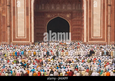 Tausende versammeln sich vor der Moschee am Taj Mahal, das moslemische Festival von Eid Ul-Fitr in Agra, Uttar Pradesh, Indien zu feiern. Stockfoto