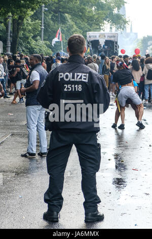 Berlin, Deutschland - 4. Juni 2017: deutsche Polizisten von hinten am Karneval der Kulturen (Karneval der Kulturen) in Berlin, Deutschland. Stockfoto