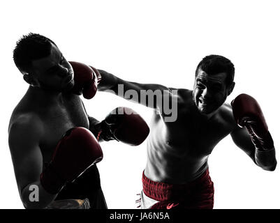 zwei kaukasischen Männer trainieren Thaiboxen im Silhouette Studio auf weißem Hintergrund Stockfoto