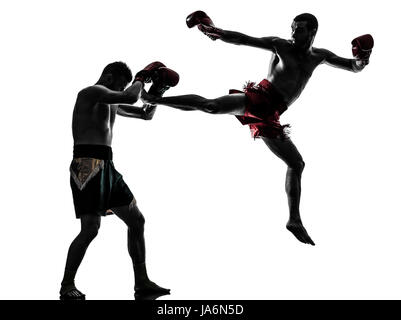 zwei kaukasischen Männer trainieren Thaiboxen im Silhouette Studio auf weißem Hintergrund Stockfoto