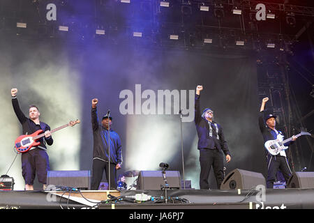 Nürnberg, Deutschland. 4. Juni 2017. Bassist Tim Commerford (l-R), Sänger Chuck D (l-R), B-Real Sänger und Gitarrist Tom Morello mit der Band Propheten of Rage am Rock bin Ring Musikfestival in Nürnberg, Deutschland, 4. Juni 2017. (ACHTUNG REDAKTION: NUR ZUR REDAKTIONELLEN VERWENDUNG) Foto: Thomas Frey/Dpa/Alamy Live News Stockfoto