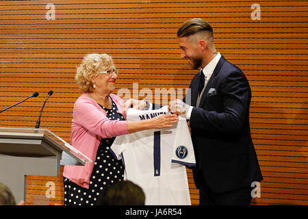 Madrid, Spanien. 4. Juni 2017. Real Madrid Sergio Ramos García (4) PlayerReception in der Stadt Madrid zu den Spielern mit Bürgermeister Manuela Carmena.Florentino Perez (Mr) Real Madrid Spieler. UCL Champions League zwischen Real Madrid gegen Juventus Turin im Santiago Bernabeu Stadion in Madrid, Spanien, 4. Juni 2017. Bildnachweis: Gtres Información Más lokalen auf line,S.L./Alamy Live News Stockfoto