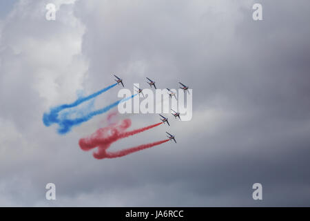 La Ferte Alais, Frankreich. 4. Juni 2017. Jets von der Patrouille de France in den Himmel über dem Flugplatz de Cerny, La Ferte Alais. Bildnachweis: Julian Elliott/Alamy Live-Nachrichten Stockfoto