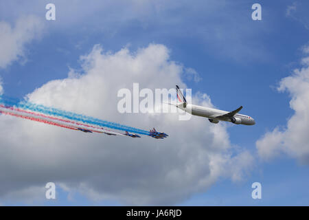 La Ferte Alais, Frankreich. 4. Juni 2017. Eine Air France 777 in Formation mit den Jets aus der Patrouille de France in den Himmel über dem Flugplatz de Cerny, La Ferte Alais. Bildnachweis: Julian Elliott/Alamy Live-Nachrichten Stockfoto