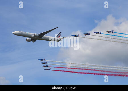 La Ferte Alais, Frankreich. 4. Juni 2017. Eine Air France 777 in Formation mit den Jets aus der Patrouille de France in den Himmel über dem Flugplatz de Cerny, La Ferte Alais. Bildnachweis: Julian Elliott/Alamy Live-Nachrichten Stockfoto