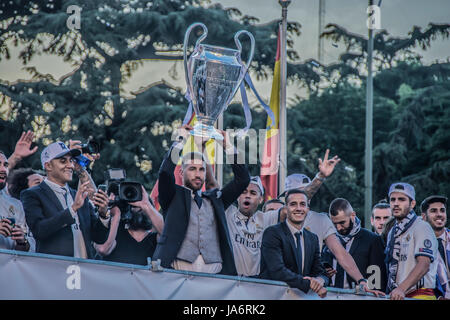 Madrid, Spanien. 4. Juni 2017. Mitglieder des Real Madrid Fussball Teams versammelten sich am 4. Juni 2017 zu ihrem Sieg im Finale der Champions League eine Nacht früher feiern am Cibeles-Platz in Madrid, Spanien. Bildnachweis: Alberto Sibaja Ramírez/Alamy Live-Nachrichten Stockfoto