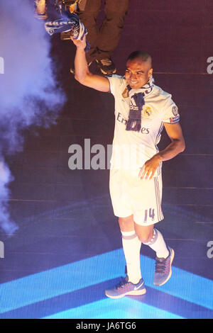 Madrid, Madrid, Spanien. 4. Juni 2017. Casemiro (Mittelfeldspieler; Real Madrid) bei Real Madrid feiern Parade im Santiago-Bernabéu-Stadion am 4. Juni 2017 in Madrid. Real Madrid-Team feiert mit Fans den Sieg im Finale der UEFA Champions League gegen Juventus Turin. Madrid schlagen Juventus 4-1 am 03. Juni in Cardiff. Bildnachweis: Jack Abuin/ZUMA Draht/Alamy Live-Nachrichten Stockfoto