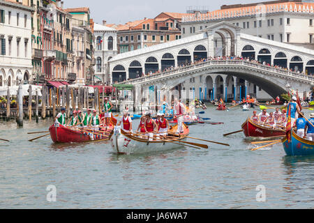 Venedig, Venetien, Italien 4. Juni 2017. Das Ende des 43. vogalonga Regatta mit den Booten vorbei unter der Rialto Brücke am Canale Grande. Die vogalonga, oder lange Zeile, ist nicht eine Rasse, sondern ist eine Förderung der Kunst des Ruderns in Venedig aus, die Schäden durch das Power Boote zu schützen und etwaige Handwerk, das der Mensch ist, mit Strom versorgt. Der Kurs läuft 32 Kilometer rund um die nördliche Lagune vor der Rückkehr in den Grand Canal. Kredit Mary Clarke/Alamy leben Nachrichten Stockfoto